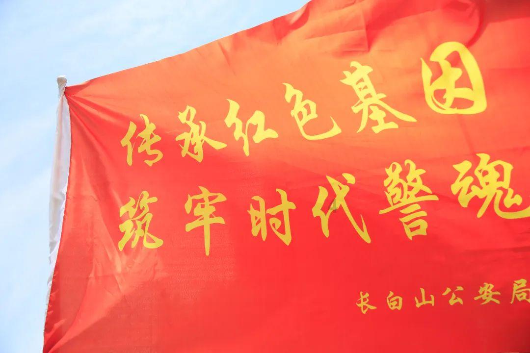 度假的时尚女孩